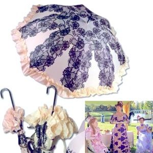 What the Bridgerton ladies would use if it rained✨